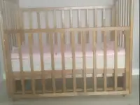 Продам детскую кроватку с маятником и двумя матрасами. 100р., фотография 2