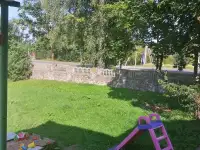 Пол дома,соседи изолированны не слышно,не видно,стены толстые красный кирпич,напротив озеро, фотография 3