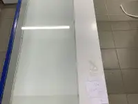 Стеклянные витрины, столы, металлические стеллажи, фотография 4