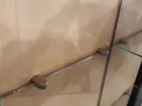 Полки стеклянные 8х300х905 мм и креплением. Зеркало 915х1245 мм., фотография 9