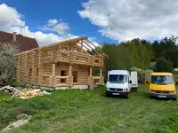 Рубленный сруб дома из бревна от фундамента до крыши, фотография 2