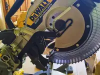 Торцовочная аккумуляторная пила DeWALT DCS781N., фотография 4