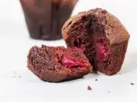 Шоколадные кексы с вишневой начинкой