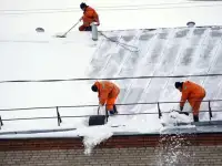Очистка крыш от снега в Гомеле
