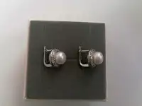 Серьги с природным жемчугом и английским замком.