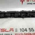 Зап. части для авто Tesla. Кронштейн крепления верхний задний левый накладки дверного проёма двери сокола Tesla model X