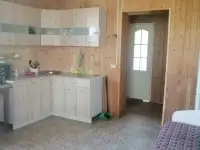 Пол дома,соседи изолированны не слышно,не видно,стены толстые красный кирпич,напротив озеро, фотография 8