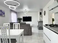 Сдаётся 2-х этажный дом с новым ремонтом, Брусничный пер
