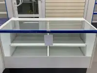 Стеклянные витрины, столы, металлические стеллажи, фотография 8
