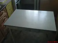 Стол кухонный