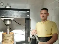 Отжимаю живое масло из разных семян и орехов.