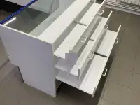 Стеклянные витрины, столы, металлические стеллажи, фотография 9