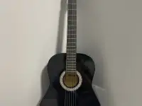 черная классическая гитара