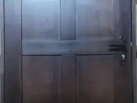 Двери входные деревянные.