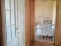 Пол дома,соседи изолированны не слышно,не видно,стены толстые красный кирпич,напротив озеро, фотография 4