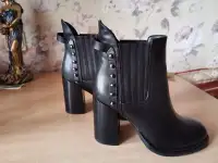 Женские ботинки
