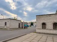 Комплекс капитальных строений, состоящий из 7-ми объектов недвижимости, объединенных ограниченным участком.