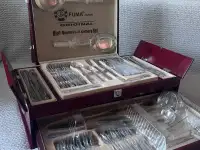 Продам набор столовой посуды в кейсе. 86 предметов, нержавеющая сталь 1810. Производство FUMA, Япония, фотография 2