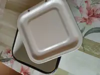 Эмалированная миска с крышкой.