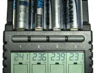 интеллектуальное зарядное устройствоTechnoLine BC-700