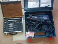 Продам перфоратор BOSCH GBH240 оригинал с патроном и набором буров и пик в кейсе  от BOSCH, фотография 2