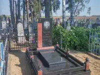 Памятники и благоустройство
