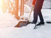Ручная чистка снега.