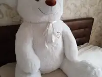 Большой плюшевый медведь