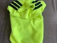 Красивая зеленая кофточка для маленькой собаки в стиле adidas, размер xs, подойдет для собачки 1-2 кг. Длина по спинке -