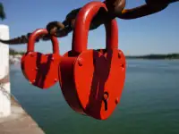 Свадебный замочек в виде сердечка красного цвета.