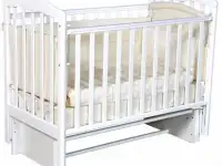 Кроватка детская с маятником