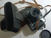Зенит-Е  советский малоформатный однообъективный зеркальный фотоаппарат СССР.
