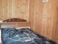 Пол дома,соседи изолированны не слышно,не видно,стены толстые красный кирпич,напротив озеро, фотография 3
