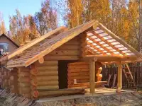 Сруб бани из рубленного бревна