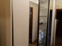 Полки стеклянные 8х300х905 мм и креплением. Зеркало 915х1245 мм., фотография 3