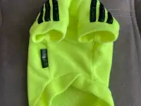 Красивая зеленая кофточка для маленькой собаки в стиле adidas, размер xs, подойдет для собачки 1-2 кг. Длина по спинке -, фотография 2