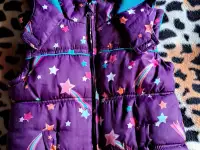 Куртка-жилетка фиолетовая в звезды на флисе на девочку, на 6-8лет, б.у, фотография 5