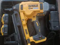 Монтажный нейлер (гвоздезабивной пистолет по бетону )DeWALT DCN890N 18V с двумя  аккумуляторами и зарядным устройством, фотография 4