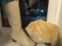 Сапоги женские кожаные, светлые, новые