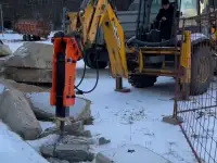Экскаватор-погрузчик с гидромолотом в Борисове, фотография 3