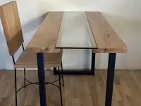Стол дубовый со стеклянной панелью