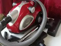 Пылесос камерный, циклонный Vitek VT-1829R в отличном состоянии