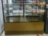 Продам холодильную витрину Veneto Gube и торговую мебель