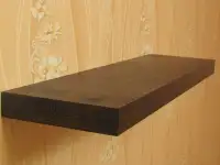 Полки из массива дуба без видимых креплений