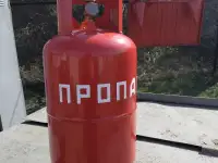 Газовый баллон с горелкой.