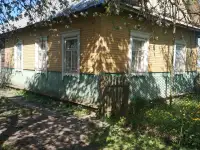 Дом с хоз. постройками, колодец, большой участок.