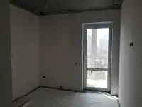 Удаление старых обоев и подготовка к ремонту.
