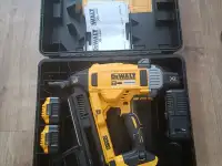 Монтажный нейлер (гвоздезабивной пистолет по бетону )DeWALT DCN890N 18V с двумя  аккумуляторами и зарядным устройством, фотография 3
