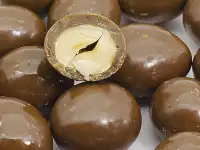 Шоколадное драже с орехом