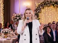 Ведущая Докшицы на праздник